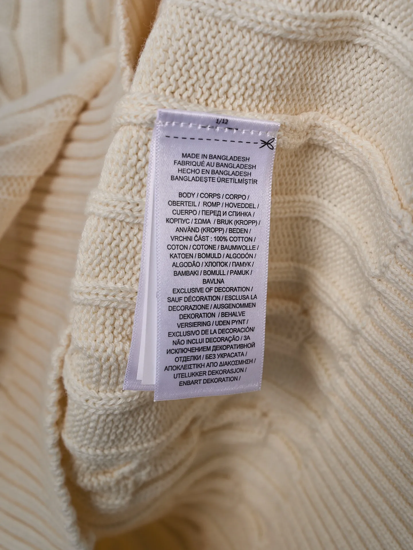 P420 Actual auction] Ralph Lauren/Ralph Lauren embroidered cable knitted half-zip sweater [Ready stock] S M L Zippered half-high collar design, just the right amount of splendor. Interpret high-end style with unique details. Adhere to the timeless elegance and taste. Use imported machine embroidery technology. Use advanced computer control system and precision mechanical components to realize the iconic pony embroidery operation. High precision. Smooth and delicate lines. Three-dimensional cable weaving. Through clever shifting and interweaving of coils, adjacent coils are cross-shifted to form a twisting effect. The lines are smooth and regular. Time-consuming and labor-intensive. Ready-made clothes are washed and softened to remove odors. Use professional washing equipment and specific detergents to deeply clean and deodorize clothes, improve the feel and appearance of clothes, and improve the fit.